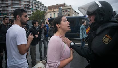 Una dona s'encara a un agent de la Policia Nacional, l'1 d'octubre.