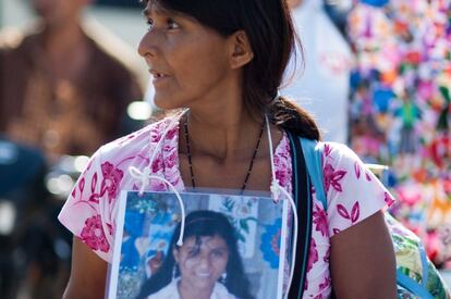 Una madre porta la foto de su hija desaparecida durante una protesta de la caravana de mujeres que recorre México. Más de 70.000 emigrantes han desaparecido en su tránsito por el territorio mexicano desde 2006 cuando trataban de llegar a Estados Unidos.