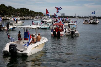 Grupos de personas en barcos asisten a un mitin antes de una manifestación de la oposición en Cuba, en Miami, Florida, el 14 de noviembre.