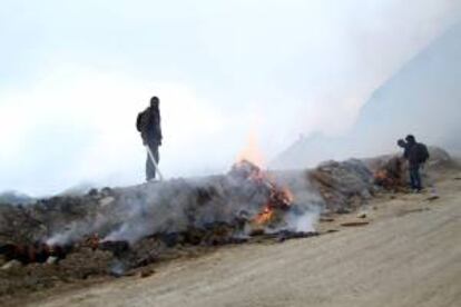 Un grupo de personas intenta incendiar un dique del proyecto minero Conga, en la laguna El Perol. EFE/archivo