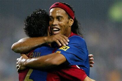 Ronaldinho y Xavi Hernández celebran el gol del Barcelona