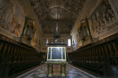 Coro de la basílica del Monasterio de El Escorial, donde todavía cerca de 30 sacerdotes ofician misa.