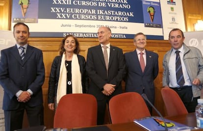 En el centro, Uriarte, Goirizelaia y De la Cuesta, durante la presentación de los Cursos de Verano de la UPV.