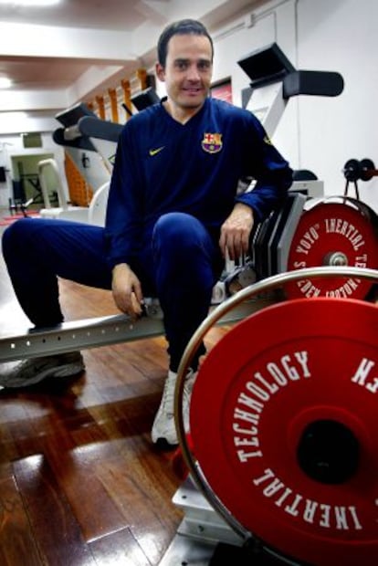 Julio Tous, en sus tiempos en el Barça, con sus aparatos.