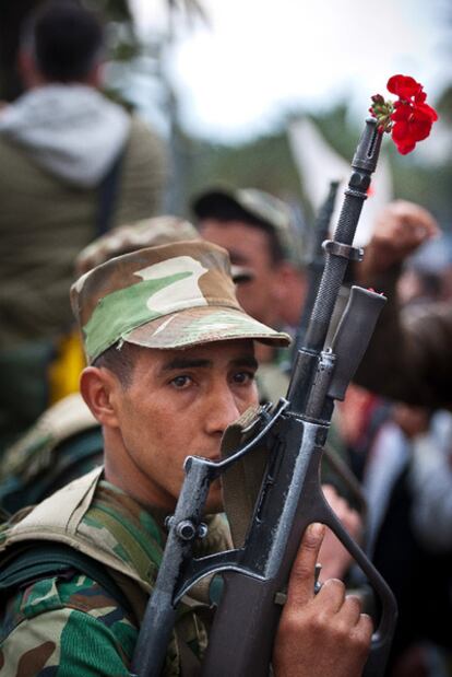 Un soldado tunecino muestra su fusil adornado con una flor.