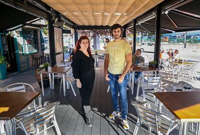 Rosa Sánchez, dueña del bar Peña de Francia, junto a Gabriel Ramas, fundador de la start-up Encantado de Comerte.