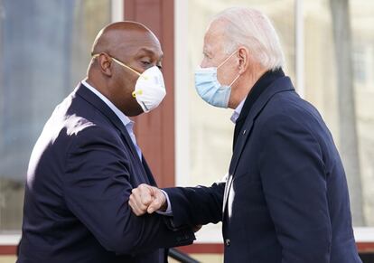 El candidato presidencial demócrata Joe Biden saluda a un líder local electo fuera de un restaurante, este martes en Filadelfia, Pensilvania, EE.UU.