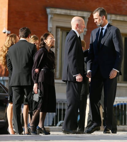 Los reyes Felipe y Letizia, saludan a Miriam Ungría, viuda de Kardam de Bulgaria, y a los padres del fallecido, Simeón de Bulgaria y Margarita Gómez Acebo.
