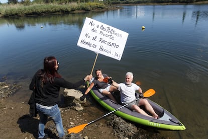 Protesta en el río Bidasoa (Gipuzkoa), junto al lugar en el que falleció ahogado un migrante en mayo.