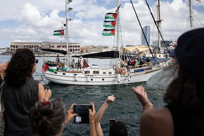 Imagen de la salida de la Global Sumud Flotilla hacia Gaza desde el puerto de Barcelona el domingo.