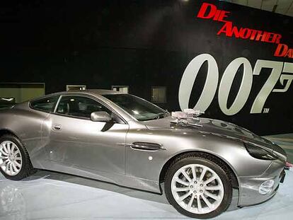 Deportivo de Aston Martin utilizado en las películas de James Bond, en una exposición en Los Ángeles.