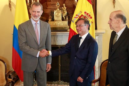 El rey Felipe VI (i) saluda al presidente electo de Colombia, Gustavo Petro (c), junto al canciller designado Alvaro Leyva Durán hoy, en el Palacio de San Carlos en Bogotá . 

