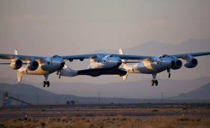 El avión espacial <i>Enterprise</i>, en el centro, sujeto a la nave nodriza WhiteKnightTwo durante su primer vuelo de prueba el 22 de enero en California.