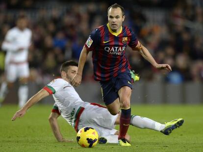 Iniesta supera a Fran Rico