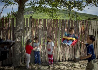 Los niños de Transcarpatia son ayudados por las iglesias húngaras y el estado húngaro con varios programas y donaciones. También las congregaciones, escuelas y hospitales de Transcarpia suministran regularmente a los niños comida, ropa o moneda húngara. En la foto, varios niños juegan en el patio de su casa en Beregardo, en Transcarpatia (Ucrania), el 6 de mayo de 2017.