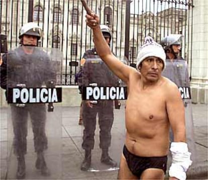 Un empleado de la construcción en paro protesta ante el Palacio de Gobernación de Lima.