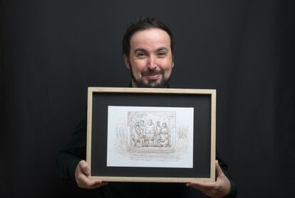 El dibujante Isaac Sánchez González posa con la viñeta original de la portada de su cómic 'Baños Pleamar', el pasado 17 de septiembre en Madrid.