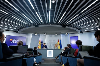 Óscar López y Pilar Alegría, durante la rueda de prensa posterior al Consejo de Ministros.