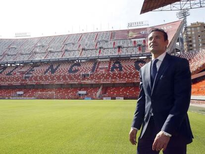 El presidente del Valencia, Amadeo Salvo, en el estadio de Mestalla. 