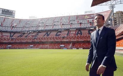 El presidente del Valencia, Amadeo Salvo, en el estadio de Mestalla.