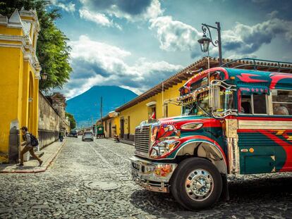 Una calle de Antigua, en Guatemala, con el volc&aacute;n de Agua al fondo.