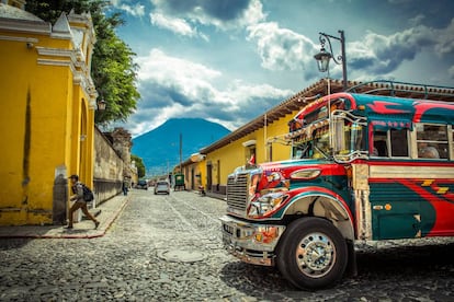 Una calle de Antigua, en Guatemala, con el volcán de Agua al fondo.
