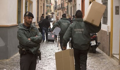 Agentes de la Guardia Civil, entra en la sede de la UGT Andalucía.
