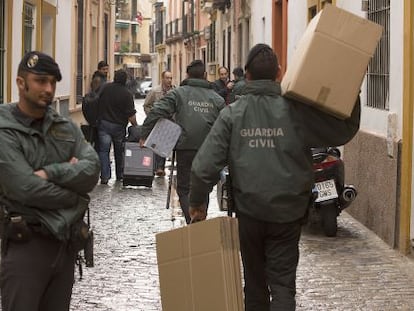 Agentes de la Guardia Civil, entra en la sede de la UGT Andalucía.