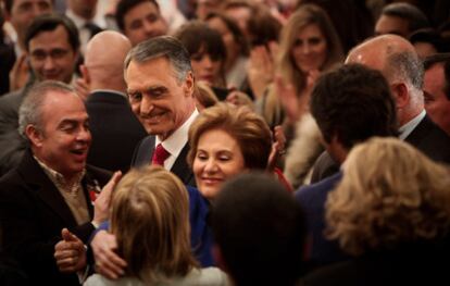 El recién elegido presidente de Portugal Anibal Cavaco Silva junto a su esposa María.