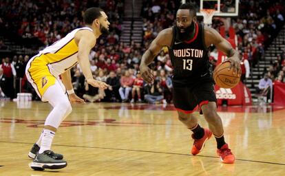 James Harden trata de superar a Ennis.