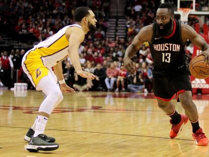 James Harden trata de superar a Ennis.