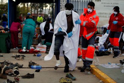 Sanitarios y miembros de la Cruz Roja atienden a los inmigrantes que consiguieron saltar la valla de Melilla el pasado mes de abril.