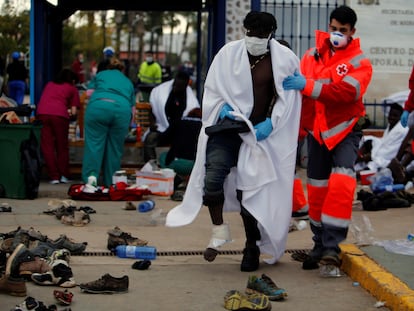 Sanitarios y miembros de la Cruz Roja atienden a los inmigrantes que consiguieron saltar la valla de Melilla el pasado mes de abril.