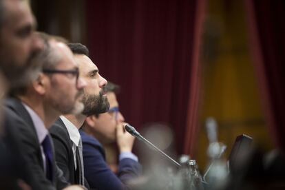 La mesa del Parlament durante la sesión de investidura, el 22 de marzo.