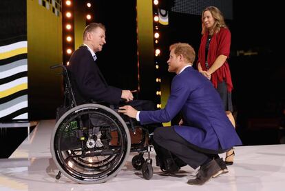 El príncipe Enrique con uno de los representantes del equipo británico en los Juegos Invictus de Toronto, el pasado mes de mayo en Londres.