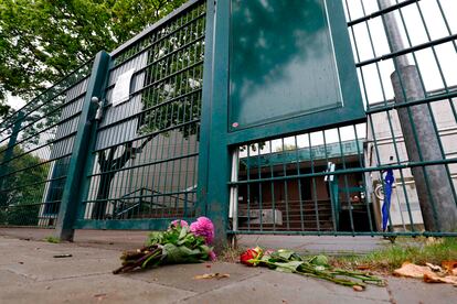 Flores a las puertas de la sinagoga de Hohe Weide en Hamburgo, este lunes, un día después del ataque a un estudiante judío.