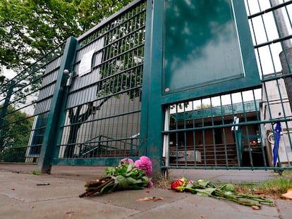 Flores a las puertas de la sinagoga de Hohe Weide en Hamburgo, este lunes, un día después del ataque a un estudiante judío.