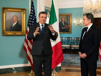 El secretario de Relaciones Exteriores de México, Marcelo Ebrard (a la izquierda), y el secretario de Estado de Estados Unidos, Antony Blinken, en su reunión de este martes.