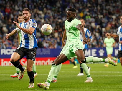 Iñaki Williams controla el balón en el duelo ante el Espanyol en Cornellà