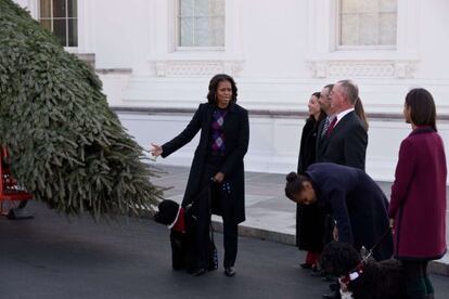 Michelle Obama recibe el árbol de Navidad que decorará la Habitación Azul de la Casa Blanca estas fiestas.