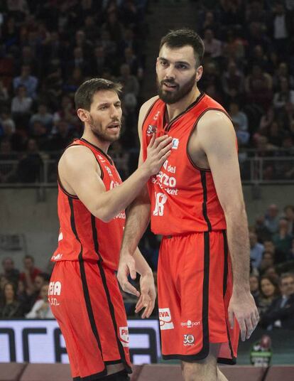 Los jugadores del Valencia Basket, el base belga Sam Van Rossom (i) y el pivot Pierre Oriola.