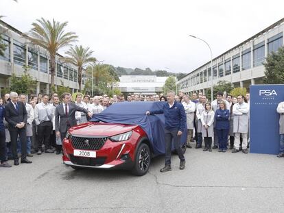 El presidente de la Xunta, Alberto Núñez Feijóo, e Ignacio Bueno, director de la planta de PSA en Vigo, destapan el nuevo Peugeot 2008. 