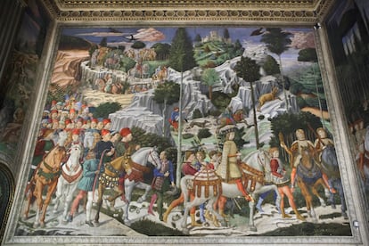 Vista completa del fresco de Benozzo Gozzoli en el Palazzo Medici Riccardi en Florencia. 