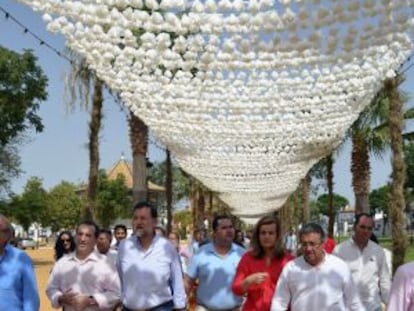 El presidente del Gobierno, Mariano Rajoy, junto a la ministra de Empleo, Fátima Báñez, y el alcalde de Sevilla, Juan Ignacio Zoido.