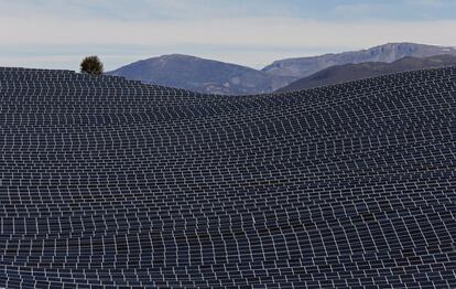 Vista de un campo de paneles solares en el sur de Francia.