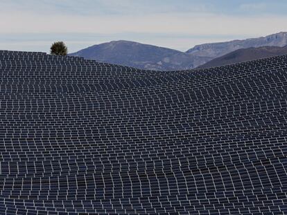 Vista de un campo de paneles solares en el sur de Francia.