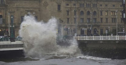 Una ola rompe en el puente del Kursaal de San Sebastián (Gipuzkoa), este viernes.
