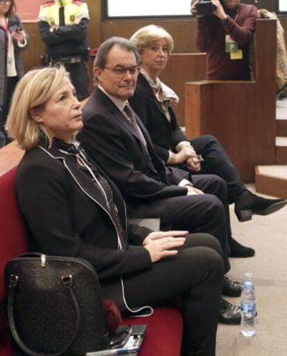 Joana Ortega (l), Artur Mas and Irene Rigau appear in court over their role in the informal vote.