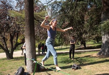 Laura Scrig, 23 años, en un parque cerca de Moncloa practicando slackline. Laura tiene programado un viaje para este puente a Bilbao y todavía no sabe si podrá ir.