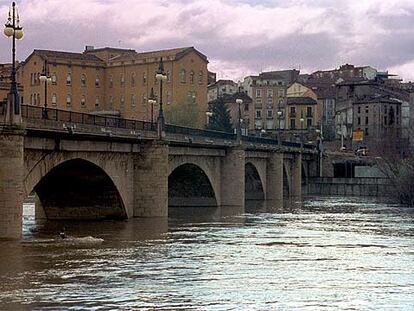 El río Ebro a su paso por Logroño.